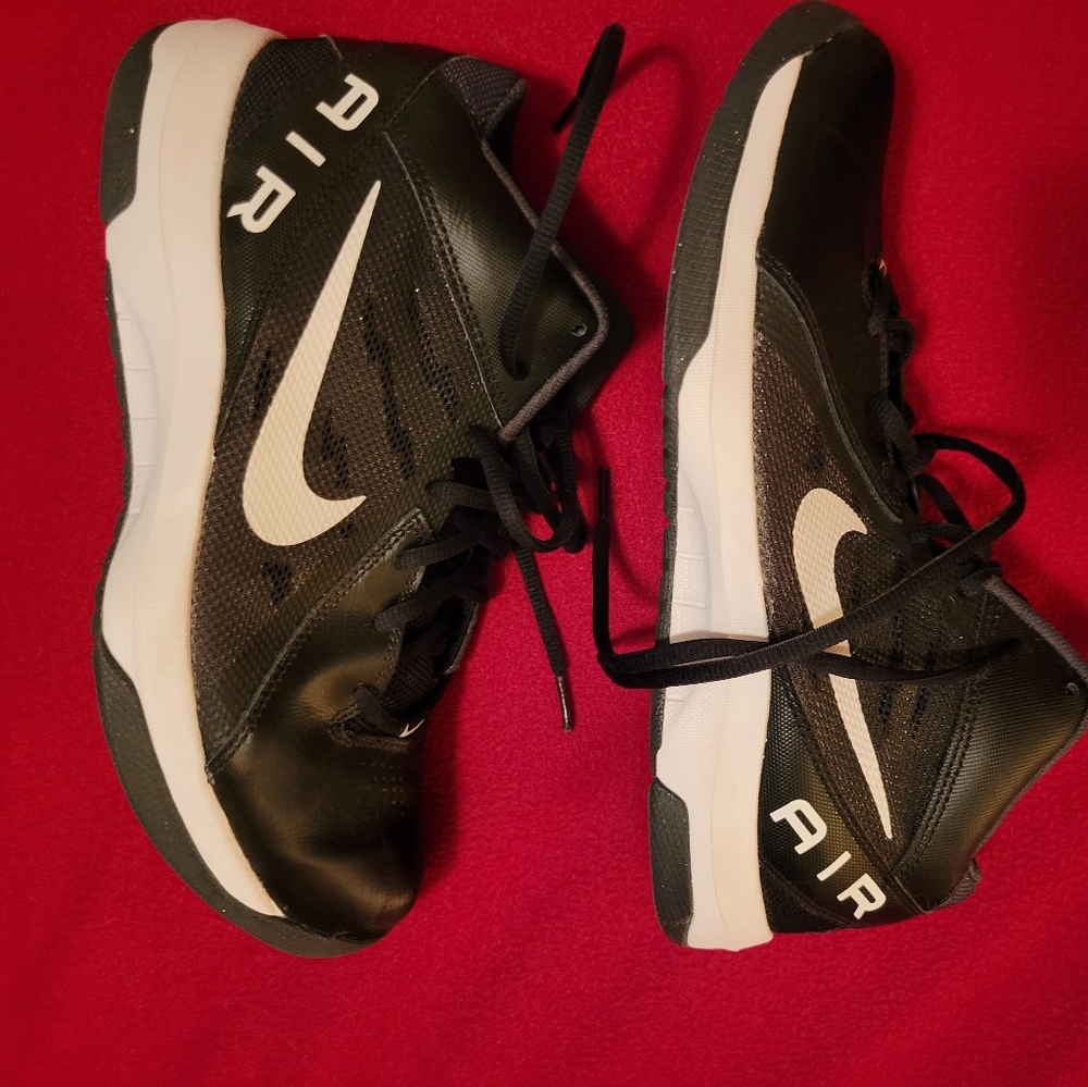 Men's Nike basketball shoes, size 8.5W, black and white
